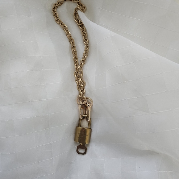 100% Authenti Louis Vuitton Lock & Key with Unbranded Gold Plated Chain … - Picture 4 of 7